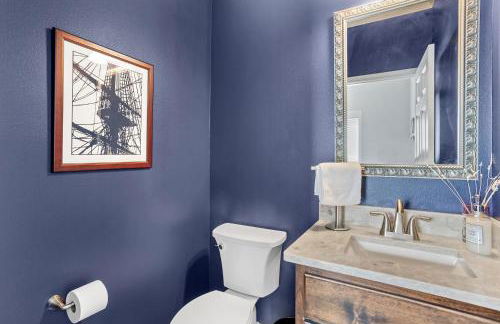 Artsy Downtown Retreat w Hot Tub - Foto 26