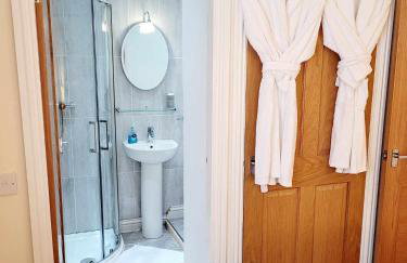 Apartment 1 Exquisite two king bedroom with en suites - close to the town centre, rail, airport and theatre - Photo 7