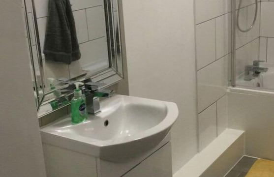 Central Wigan Welcoming Townhouse Sleeps up to 6 - Photo 13