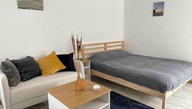 Spacious Studio in Sunny Villa Minutes to Beach - Photo 2