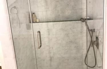 Beautiful Luxury Suite A & B of Shorewood Home - Foto 59