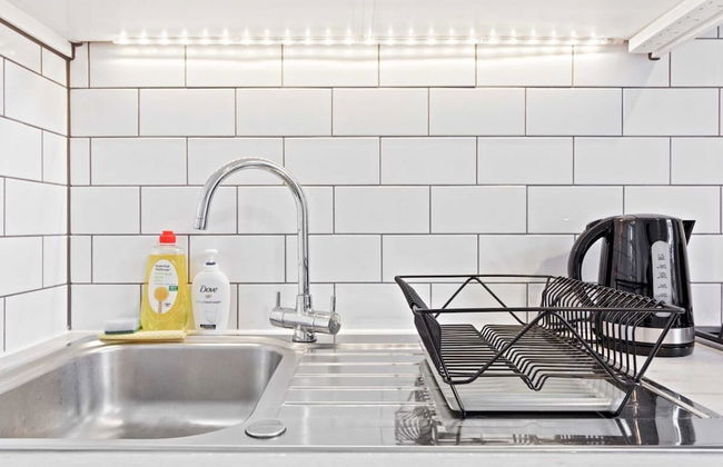 Refined, Light 1 Bed Apt w Balcony in Brixton - Foto 14