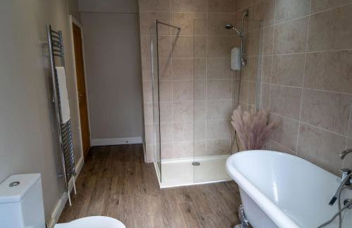 Spacious 15 Guest Home With 9 Beds in Shirley - Photo 25