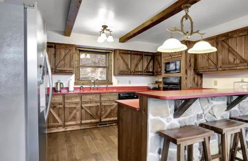 5 Bedroom Suites Hot Tub Jacuzzi Tub & Game Room - Photo 25