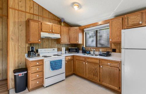 2-bedroom cabin, with a Fireplace, PS5, BBQ, fitness room, and a private hot tub - Foto 18