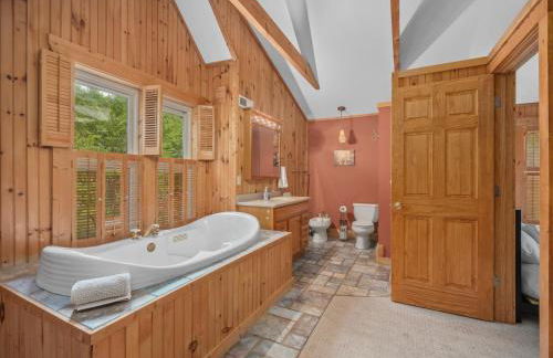 Luxury Cabin 45 Min to Asheville Hot Tub & Fire pit - Foto 11