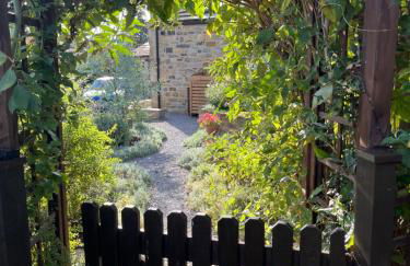 The Granary with hot tub - 2 miles from Skipton - Photo 9