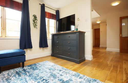 Modern 5-Bed Home, Guests 9, Secure Parking, Contractors - Foto 13