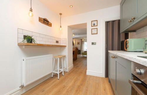 Sleeps 6. Free Wifi. Free Parking central location. - Photo 17