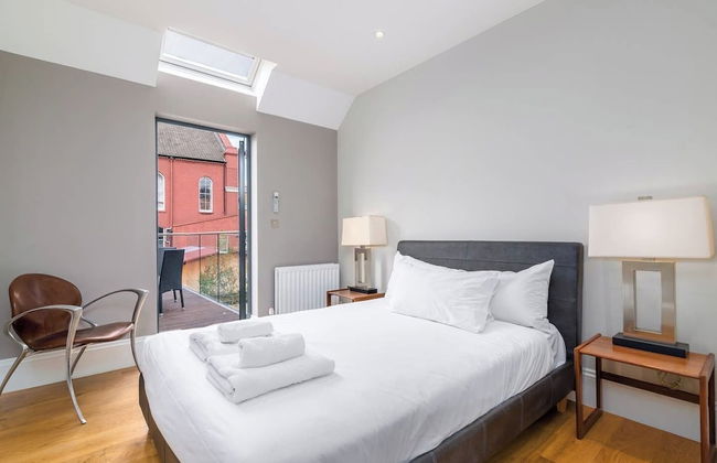 Modern 2BR Home in Dalston W/balcony, Fits 4 - Photo 7