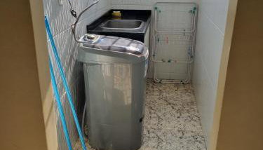 Casa espaçosa, Mobiliada e bem localizada - Foto 2