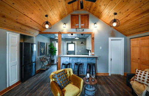 Charming Benson Home - Sleeps 5 Hot Tub! - Photo 3