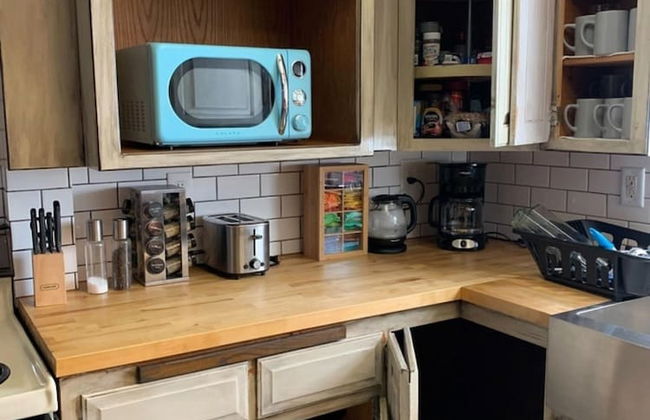 Cute Cozy and Cheerful 3 Bedroom House - Photo 5