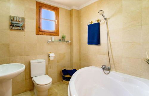 6 Bedroom Luxury Villa, Jacuzzi & heated pool 18 guests - Foto 20