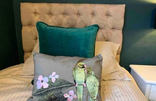 Crescent Cottage, sleeps 8, pet friendly - Photo 30