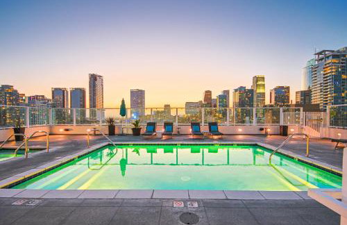 Downtown Escape - 2BR w Skyline Views & Hot Tub - Foto 1