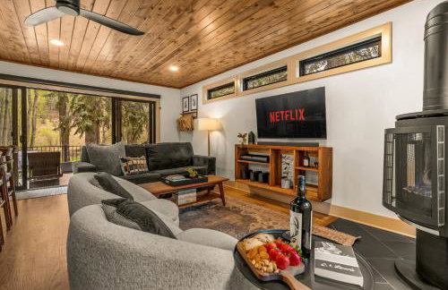 Serene Riverside Retreat with Sauna, Hot Tub, Fire Pit by Forest & Peak Retreats - Foto 15