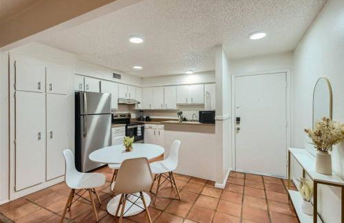 Walkable Dtwn 2B Getaway - Sleeps 5 - Pool, Prkg - Foto 8