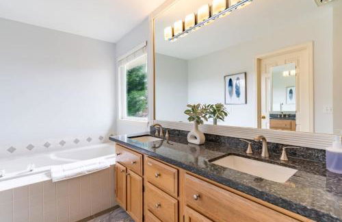 Spacious & Serene 6-Br Family Retreat in Kirkland - Photo 44