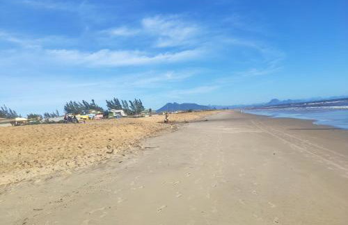 Cabo Frio, Piscina de frente pro Mar, Pé na areia - Foto 32