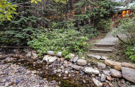 Alpine Retreat at Snoqualmie Pass- 5-Min to Slopes, Private Creek, BBQ, Fireplace, Smart TVs, Kids Games, Hi-Speed Wi-Fi - Foto 8