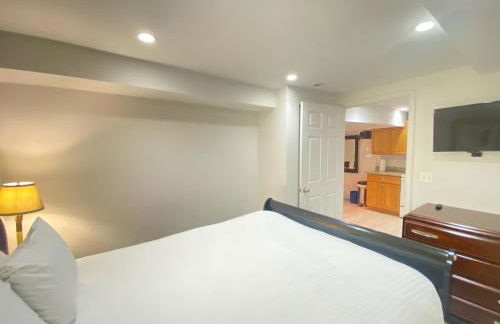 COMFY Basement Home 2 Bdrm1Den 3Queen Beds - Foto 13
