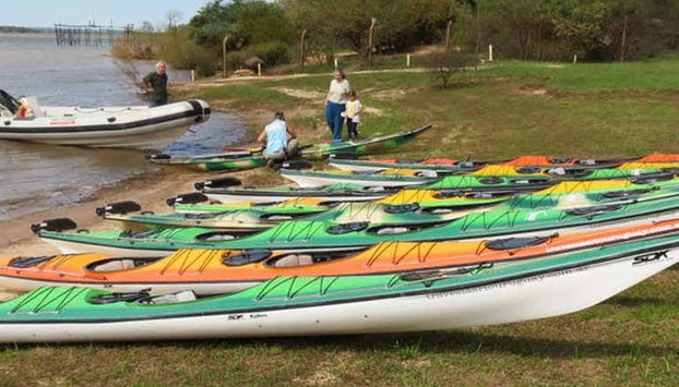 Tour en kayak por el río Uruguay - Foto 5, Preparando los kayaks para el tour