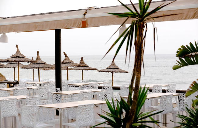 Suitur beachfront duplex with pool and sea views - Photo 36