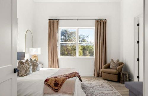 Designer Home with Hot Tub BBQ & Hill Views - Foto 25