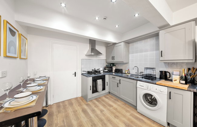 Spacious 3BR Apt, JQ Birmingham with Parking - Foto 25