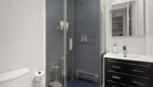 Explore NYC! Cozy 2BR in Prime Location - Foto 5, Shower