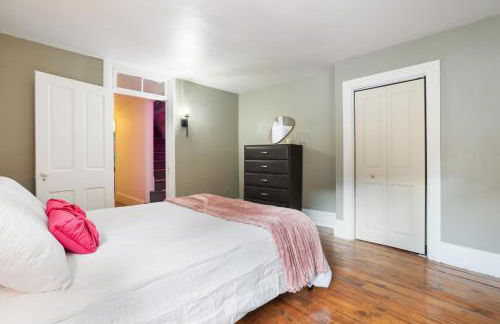 Spacious Broadway Home Downtown Western Modern Charm with parking - Photo 25