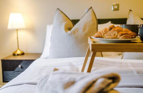 Cosy 3-Bed, Sleeps 5, Free Parking, Long and Short Stays - Photo 27