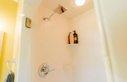Exclusive Lux Home Near Town • Game Rm • Gym • 4BR - Photo 57