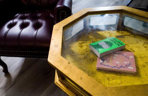 Artful Retreat - King Bed, Work Desk, WIFI, Unique Murals, Perfect for Business Travelers, Downtown & Near Universal Studios - Foto 19