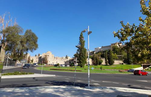 NO FIESTAS, 5 DORMITORIOS Solo familias, parejas o trabajo PARKING Público Gratis a 300m - Foto 6