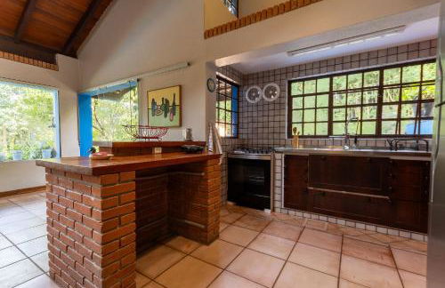 Casa espaçosa com piscina ampla e churrasqueira perto de São Paulo - Foto 30