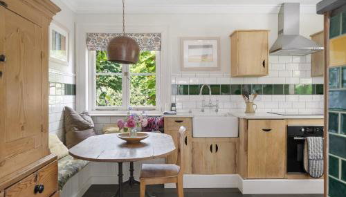 The East Wing Set in Beautiful Gardens Parking - Foto 2