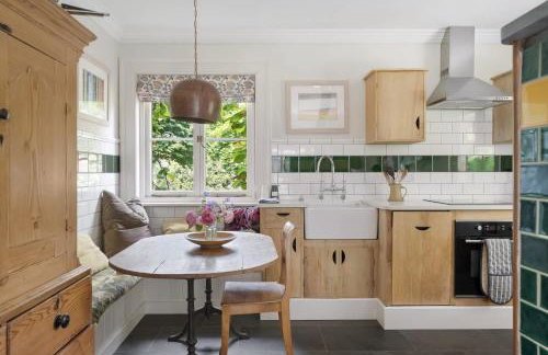 The East Wing Set in Beautiful Gardens Parking - Foto 2