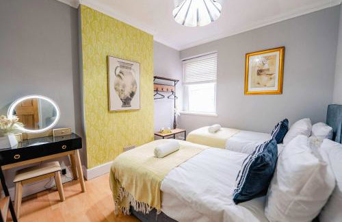 3BR 2Bath Home with Hot Tub Games Room By Stadium with Fast WiFi & Free Parking - Foto 55