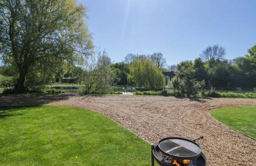Acorn Lodge At Bridge Lake Farm & Fishery - Photo 2