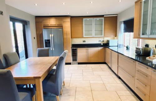 Riverside 4 Bedroom House Wraysbury Staines - Foto 10