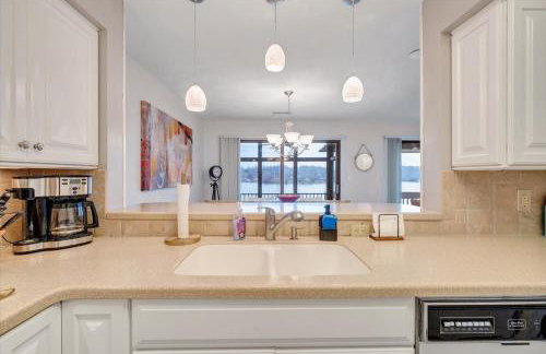 Lake Vibes - Pet Friendly Lakefront Condo! - Photo 16