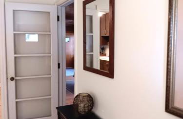 Mid Century Style Cottage Near Historic Downtown - Foto 42