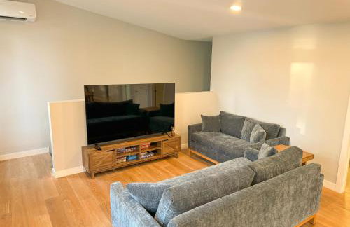 Built 2016 Pristine Lake House for Boating, Remote Work, Hiking and Relaxing - Foto 10