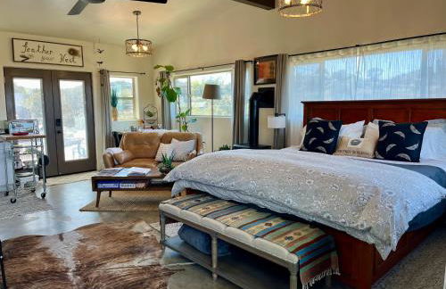 Eagles Nest Casita Luxury king memory foam bed feather pillows & duvet Amazing views, private balcony, Great location & Dog friendly - Foto 46