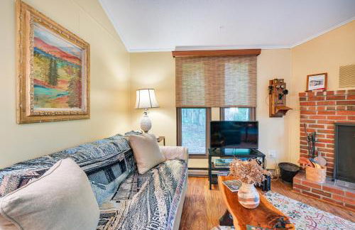 Charming Hedgesville Retreat with Deck and Fireplace! - Foto 5