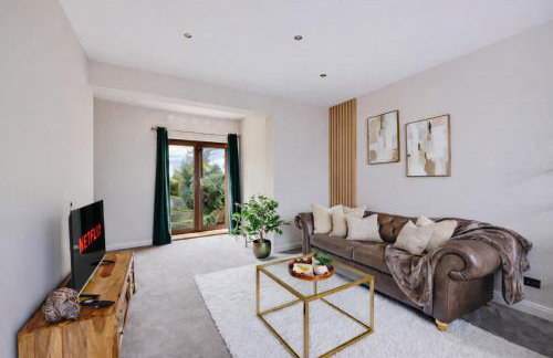 Meadow House with Driveway Parking, Spacious Garden, Fast Wifi and Smart TVs by Yoko Property - Foto 18