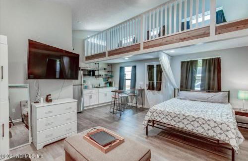 Sleek Jacksonville Gem Perfect for Two - Photo 8