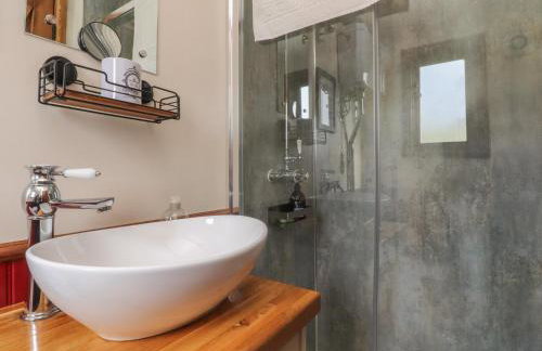 The Journeyman Luxury Shepherds Hut - Photo 11